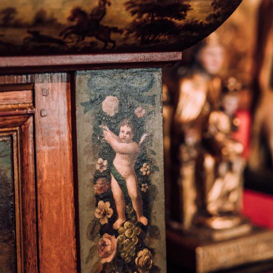 Detail van een kast: engel
