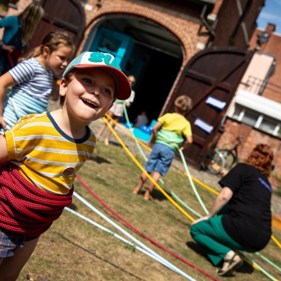 Kinderen die in de tuin van het museum spelen tijdens de picknick