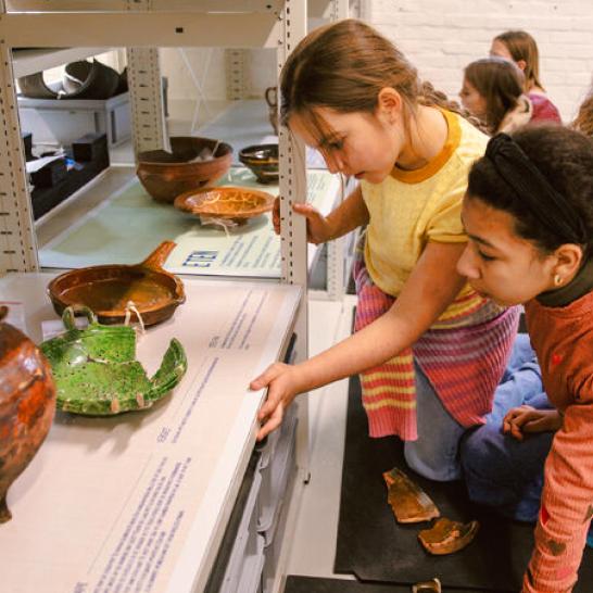 Kinderen onderzoeken archeologische vondsten