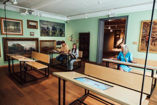 Schoolbanken met tablets in verwerkt