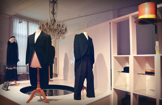 modepoppen met kostuums van de vorige eeuw