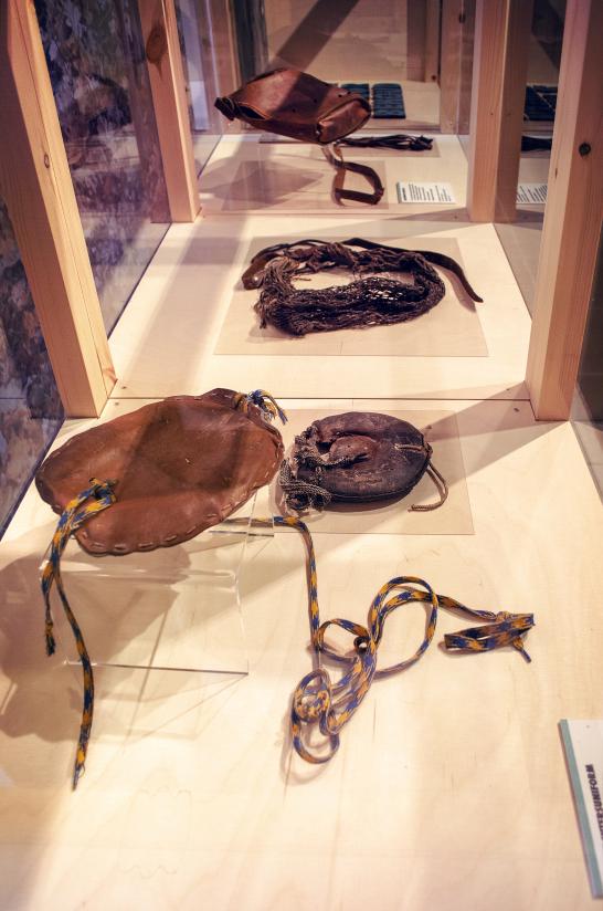 Vitrine met jachtbenodigdheden