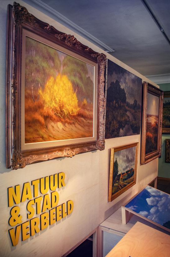 Wand met natuurschilderijen