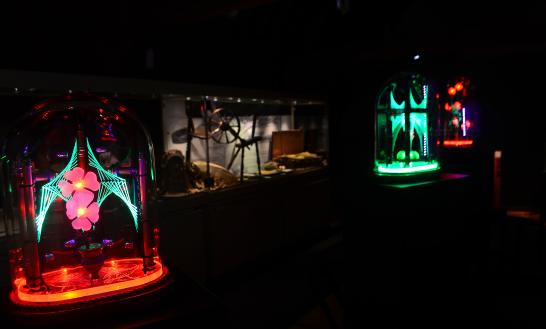 Lichtsculpturen in een donkere ruimte