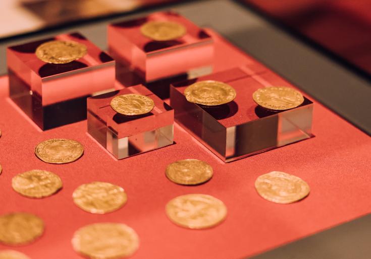 Verschillende gouden munten in een vitrine