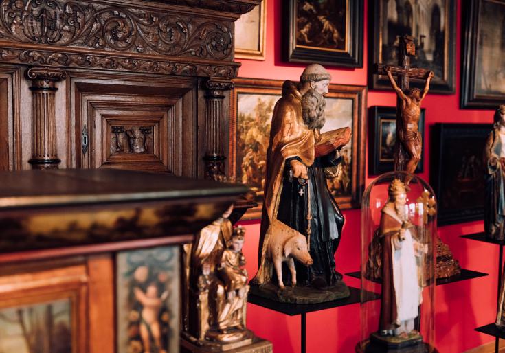 Deel van een antieke kast en heiligenbeelden